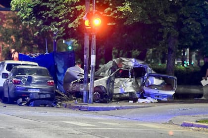 El auto impactó a la familia que esperaba para cruzar