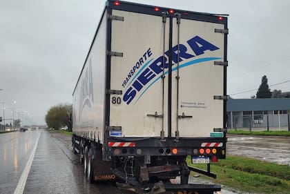 El auto impacto contra un camión que se encontraba en la banquina