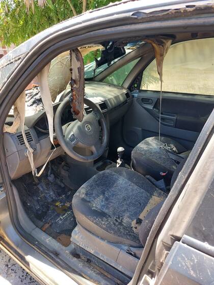 El auto incendiado frente a la propiedad de la madre del concejal Pérez