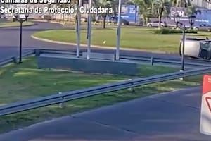 Dobló a alta velocidad, mordió el cordón y patinó 50 metros con el vehículo de costado