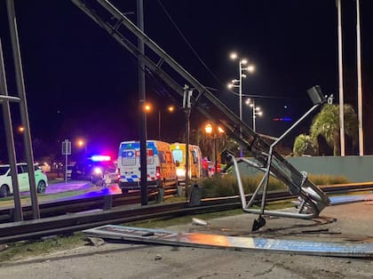 El auto manejado a máxima velocidad colisionó contra una columna metálica; el conductor sobrevivió y enfrenta una causa por doble homicidio doloso