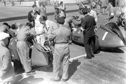 El auto N°1, de Juan Manuel Fangio, recibe asistencia antes de la largada; el balcarceño, el único piloto argentino que participó de la cita inaugural de la Fórmula 1, abandonó a falta de ocho giros, cuando marchaba segundo