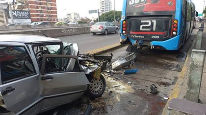 El auto que chocó contra un colectivo en General Paz.