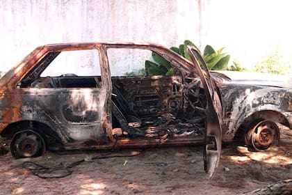 El auto que manejaba Cabezas, donde los asesinos quemaron su cuerpo, en 1997