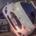 Impactante vuelco en Caballito: perdió el control de su auto y chocó a otros dos que estaban estacionados