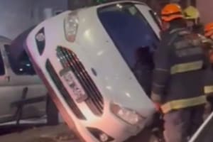 Impactante vuelco en Caballito: perdió el control de su auto y chocó a otros dos que estaban estacionados