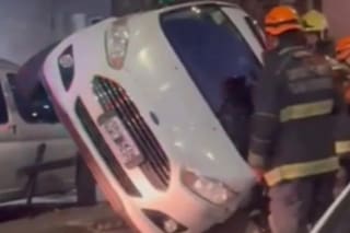 Impactante vuelco en Caballito: perdió el control de su auto y chocó a otros dos que estaban estacionados
