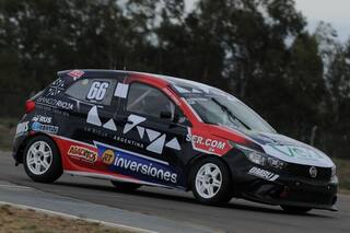 Línea área propia y autos de carreras: un gobernador busca levantar su perfil