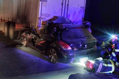 El auto que se incrustó debajo de un camión en Santa Fe.