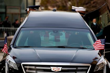 El auto que traslada los restos de George H.W. Bush sale de la catedral