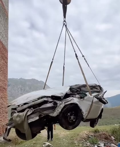 El auto quedó completamente destruido luego de caer de 15 metros de altura.