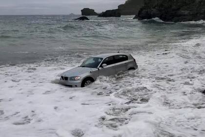 El auto quedó cubierto por el mar