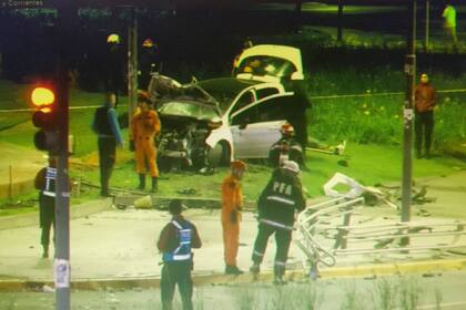 El auto quedó dañado en la trompa