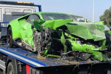 El auto quedó destrozado en su parte delantera, y parte de la ciudad sin luz por el impacto del vehículo contra una estación eléctrica