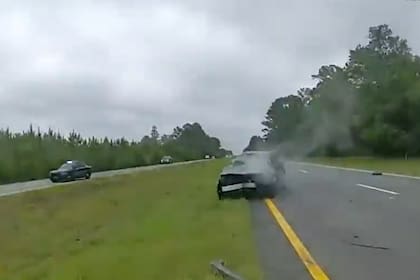 El auto quedó destrozado tras el impacto (Captura video)