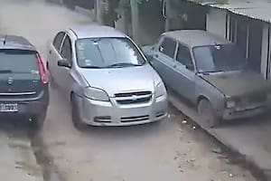 Robaron un auto y los vecinos los persiguieron en moto para intentar recuperarlo