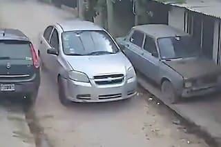 Robaron un auto y los vecinos los persiguieron en moto para intentar recuperarlo