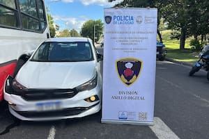 El auto robado, tras el choque con el colectivo y un auto en la colectora de la General Paz, a la altura de Mataderos