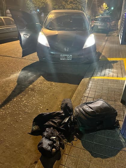 El auto robado y parte de los objetos sustraídos dentro de la casa.