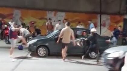 El auto se alejó con la luneta hecha añicos y enormes abolladuras en los laterales