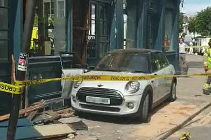 El auto se detuvo a unos metros de donde casi mata a los dos hombres y el conductor resultó ileso