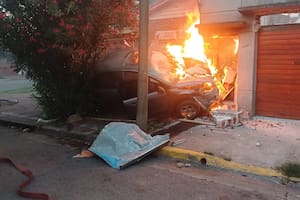 Frenética persecución: embistió a una ciclista, chocó una casa y el auto ardió por completo