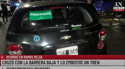 El auto tenía el cartel de "Principiante" en el parabrisas trasero