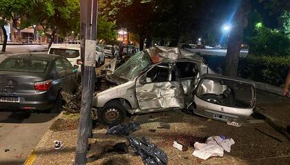 El auto terminó impactando una columna