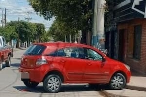 Una ciclista fue embestida por un auto y terminó colgada en el capot tras el impacto