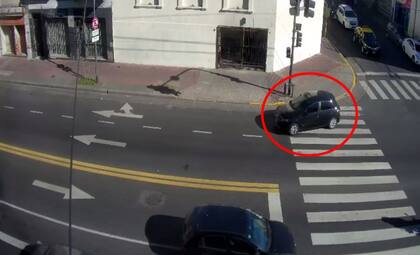 El auto utilizado por los delincuentes en su huida