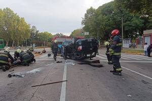 El auto volcó tras chocar con una parada del Metrobús en el límite de Villa Lugano y Villa Riachuelo