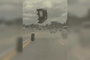 Un auto voló por los aires después de un accidente en una autopista de Estados Unidos