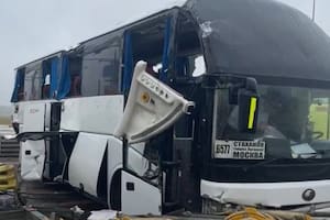 El autobús transportaba a 48 pasajeros al momento del accidente; 30 de ellos debieron ser hospitalizados