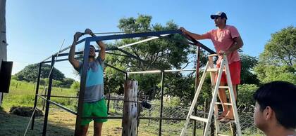 El autodenominado Equipo Solidario, un grupo de voluntarios de Paraje 29, Santa Fe, se encomendó a la tarea de armar un invernadero para cultivar plantines y devolver al pueblo las huertas familiares.