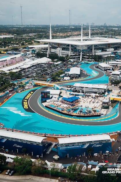 El Autódromo Internacional de Miami, con el Hard Rock Stadium en el medio de la pista