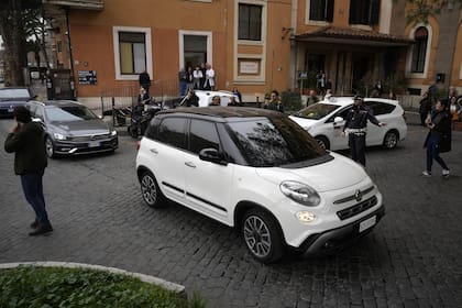 El automóvil que transporta al Papa Francisco sale del Hospital Gemelli Isola Tiberina en Roma, el miércoles 28 de febrero de 2024.