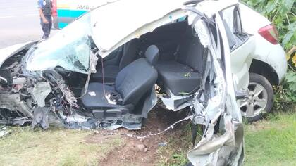 El automóvil quedó completamente destruido.