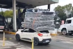 Un conductor manejaba por la autopista con siete colchones en el techo