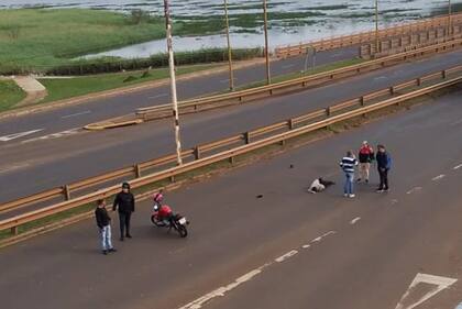 El automovilista huyó del lugar apenas sucedido el accidente, pero más tarde se tiró bajo un ómnibus sobre la Ruta 12, a la altura del arroyo Zaimán; luego murió