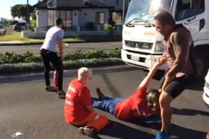 El automovilista se enfureció con el corte de calle y decidió sacar él mismo a una de las activistas del lugar para desbloquear el tránsito