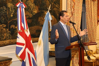 El autor anglo argentino y la presentación su libro "Artes y Oficios" en la Residencia británica, el Palacio Madero Unzué