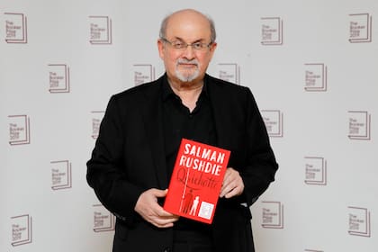 El autor británico Salman Rushdie posa con su libro 'Quichotte' durante la sesión fotográfica de los autores preseleccionados para el Premio Booker de Ficción 2019 en el Southbank Centre de Londres el 13 de octubre de 2019