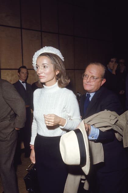 El autor de Desayuno en Tiffany’s acompaña a la princesa Lee Radziwill  –hermana de Jackie Kennedy– a una recepción en el hotel Four Seasons, en noviembre de 1969. 