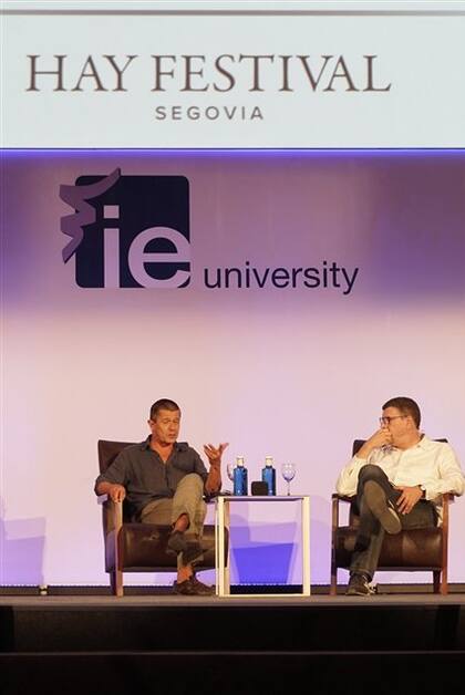 El autor de El adversario en acción