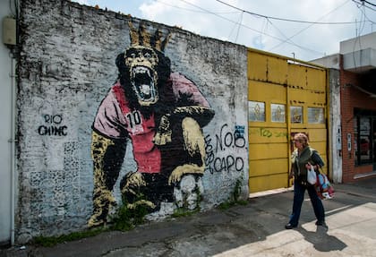 El autor de este mural en Rosario, Lautaro Lacast, asegura que la pintura no está inspirada en el poder de Los Monos, pero la relación es inevitable