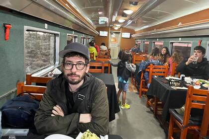 El autor de la crónica, en el vagón comedor del tren