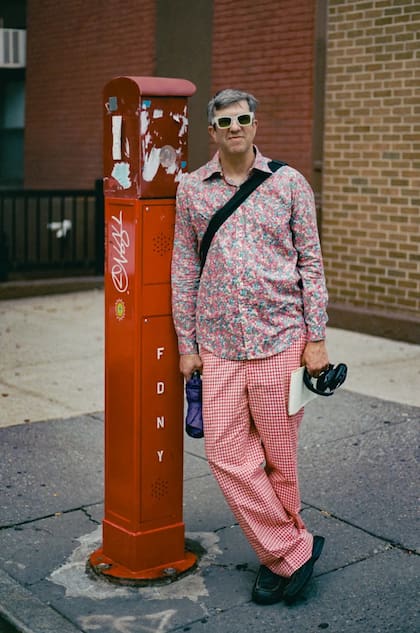 El autor de la nota con su ropa vintage, su paraguas pre-pronóstico hecho con IA y sus anteojos anti reconocimiento facial