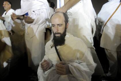 El autor de la nota vestido con su ihram.