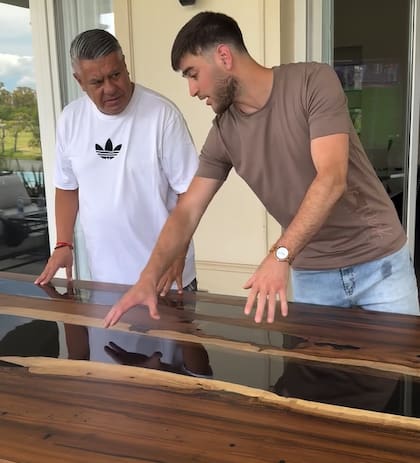 El autor le explicó cómo confeccionó la mesa (Captura: @aureo.di)