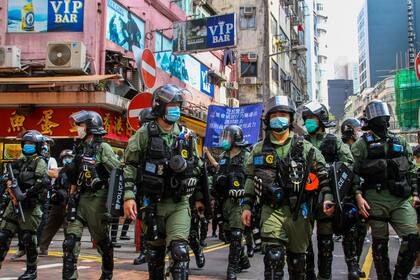 El autor plantea que la población ha cedido derechos a cambio de bienestar, pero que ese "pacto tácito" ya no es tal con los jóvenes